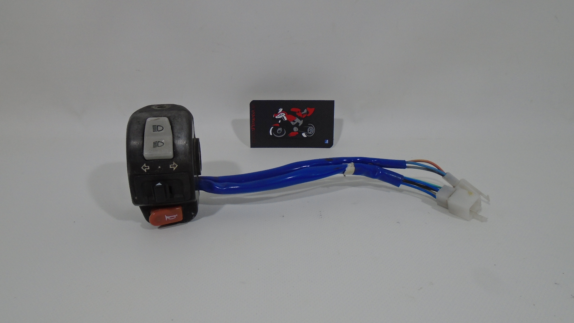 PI&Ntilde;A IZQUIERDA DE LUCES KYMCO AGILITY CITY 125 EURO3